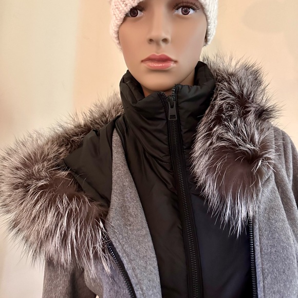 Winter coat by Soia&Kyo with convertible details. Size 4 - Picture 2 of 16